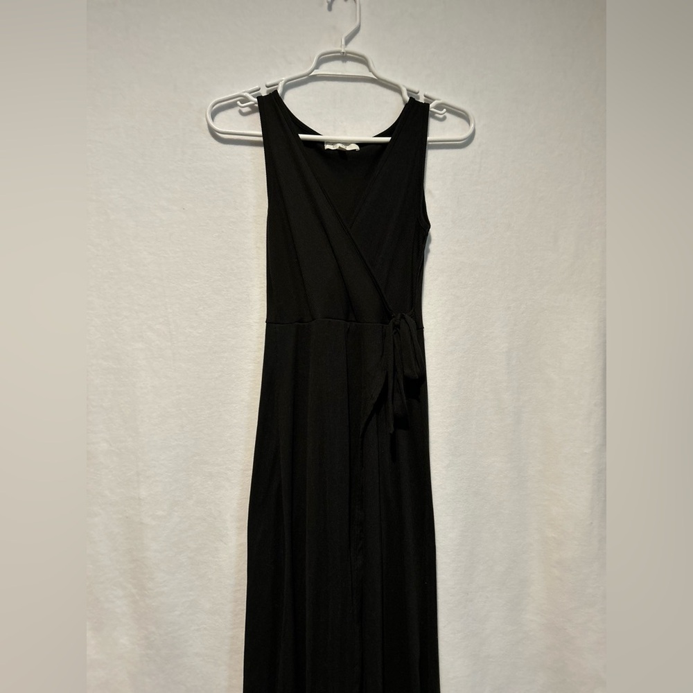 Adorable black dress with slit on the side